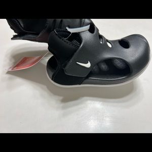 6c Black & white Nike Sandals